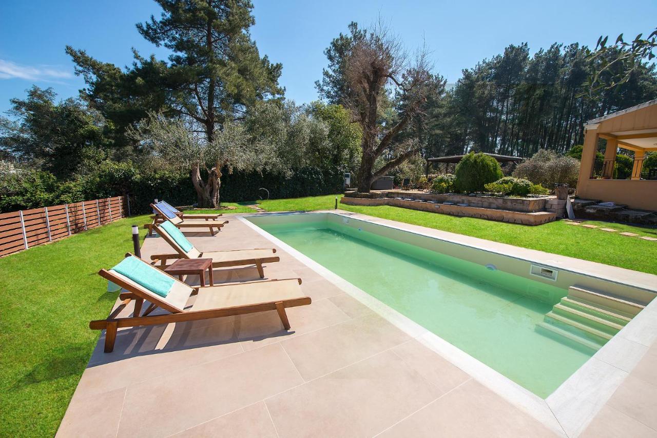 Spyrelia Villa With Private Pool & Outdoor Hot Tub Дасия Екстериор снимка